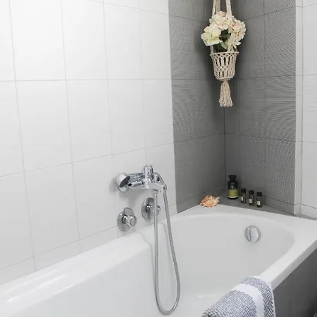 Gianna's Spacious Near The Beach 아파트